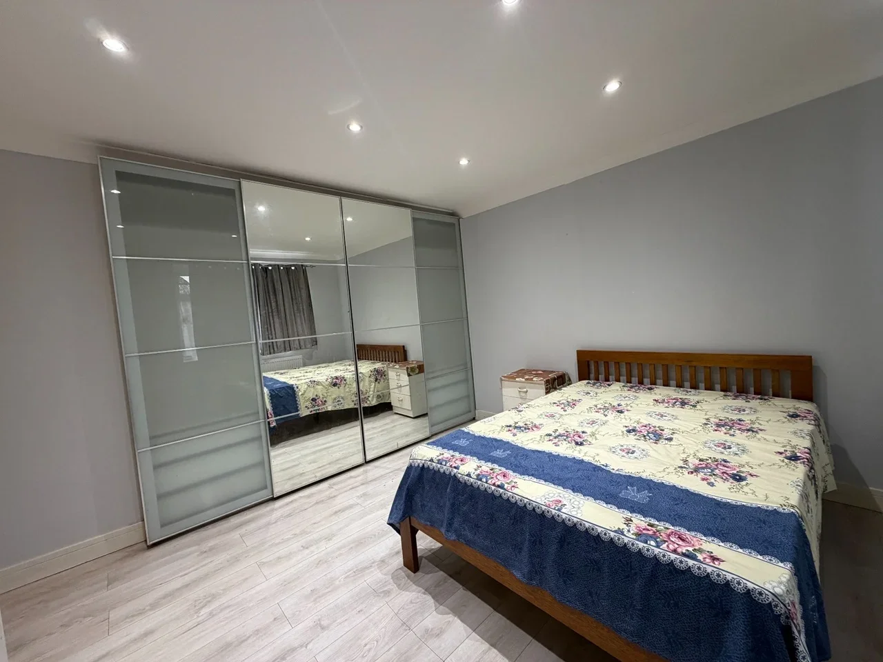 Room Longhook Gardens in Greater London