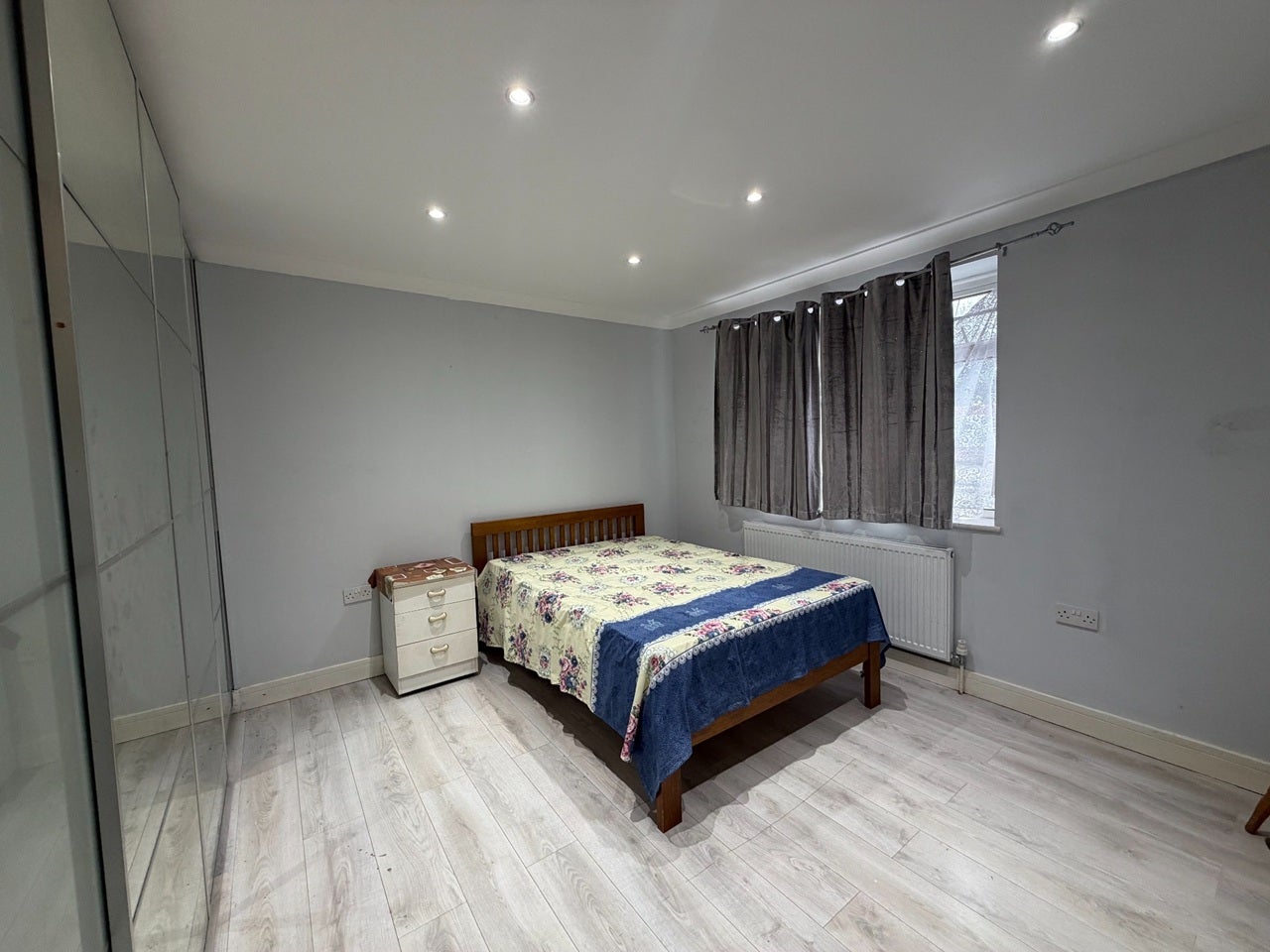 Room Longhook Gardens in Greater London