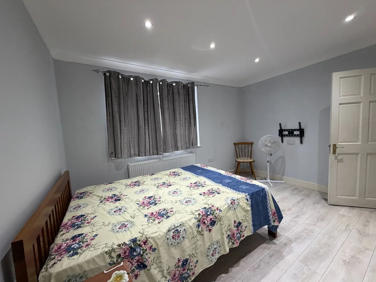 Room Longhook Gardens in Greater London
