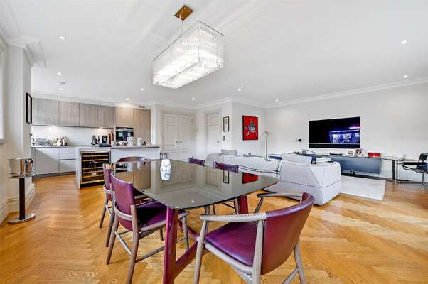 Flat Winkfield Lane in Winkfield Street