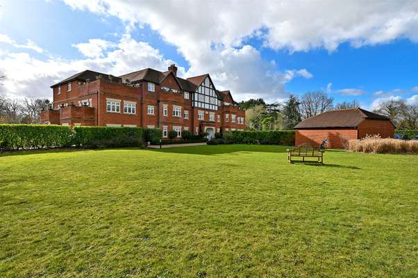 Flat Winkfield Lane in Winkfield Street