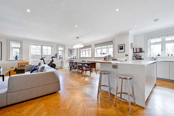 Flat Winkfield Lane in Winkfield Street