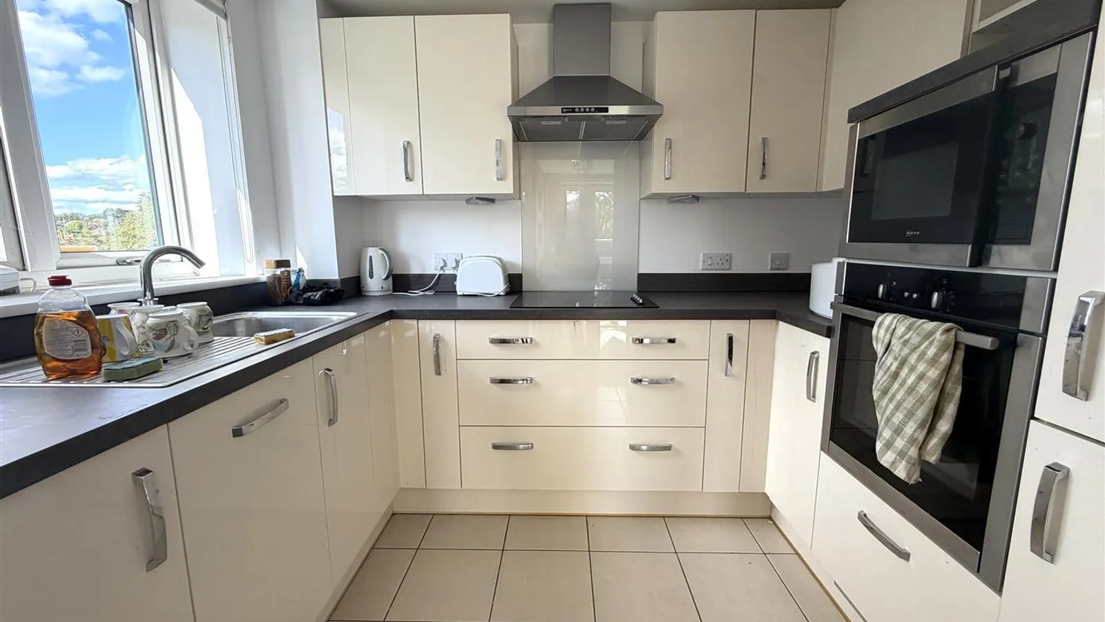 Flat Moorfield Road in Denham
