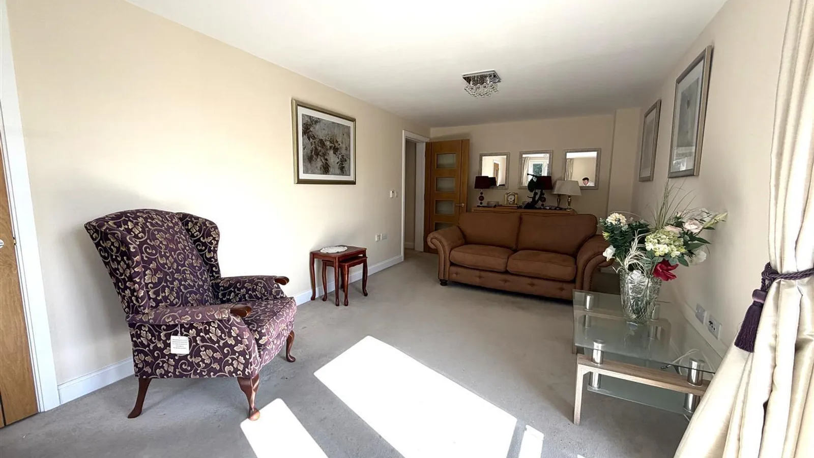 Flat Moorfield Road in Denham