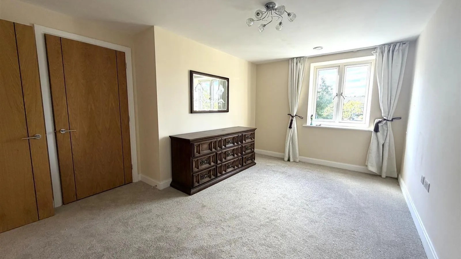 Flat Moorfield Road in Denham