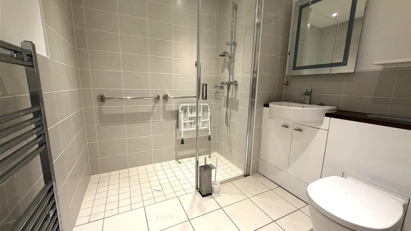 Flat Moorfield Road in Denham