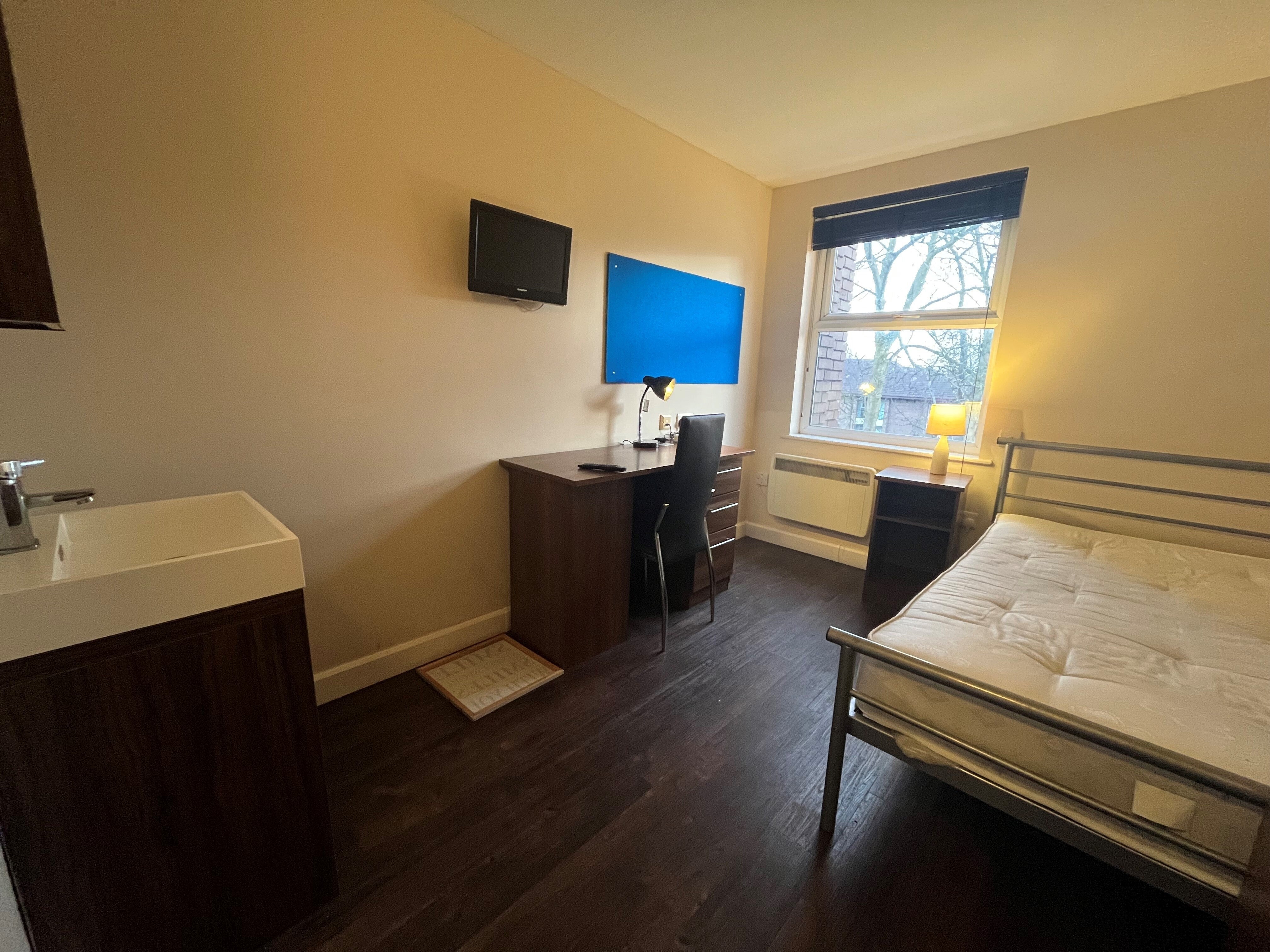 Room Burley Road in Leeds