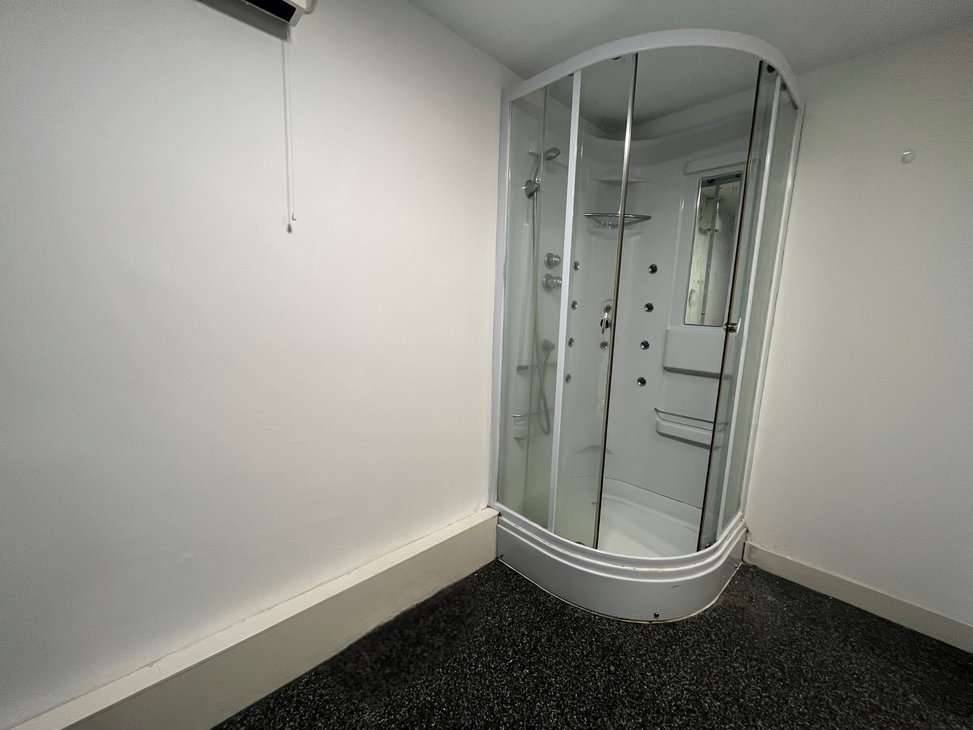 Room Burley Road in Leeds