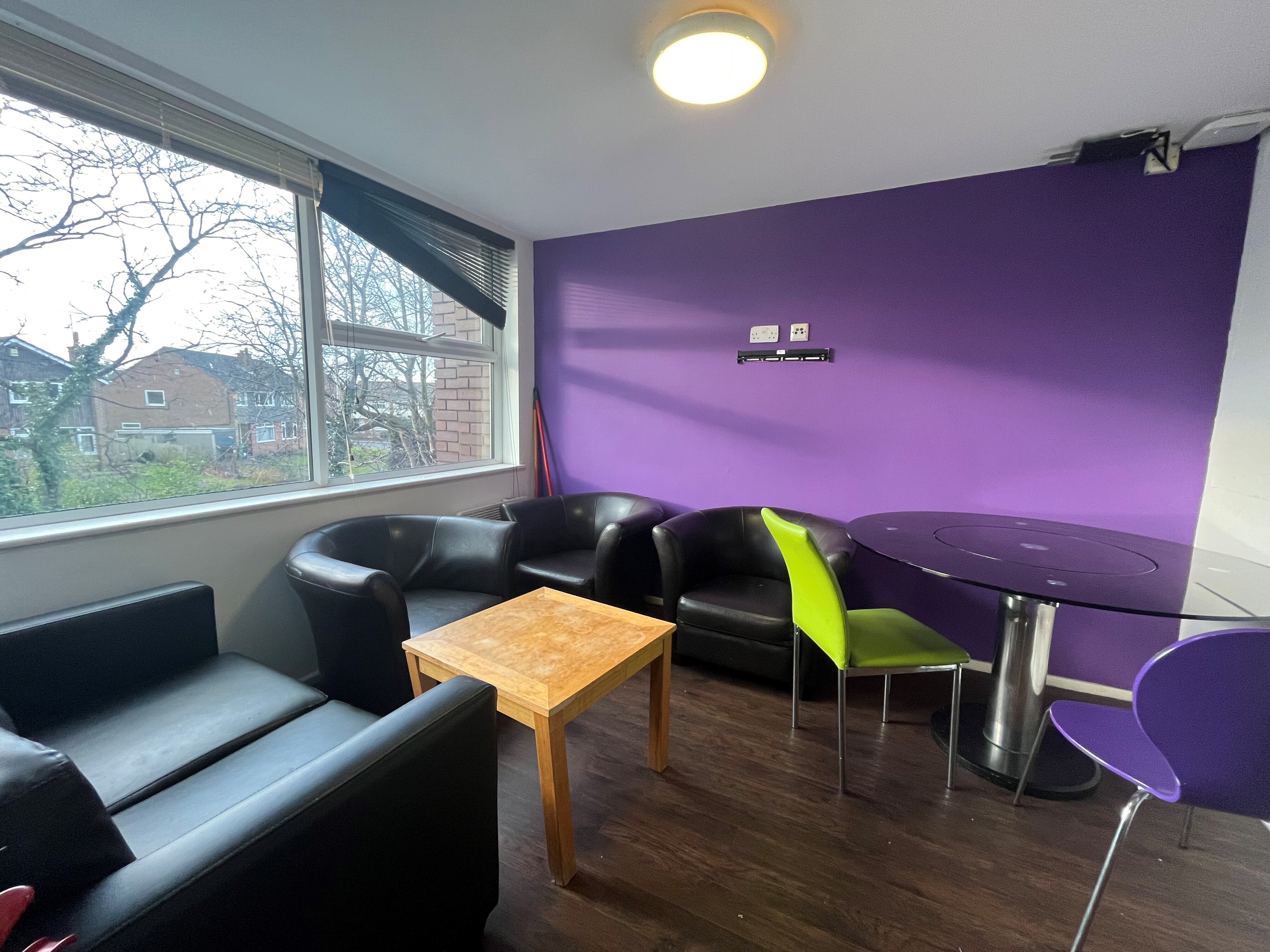 Room Burley Road in Leeds