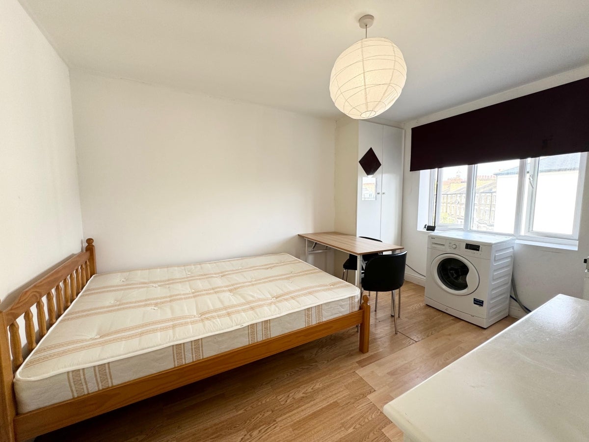 Flat Ennis Road in Greater London