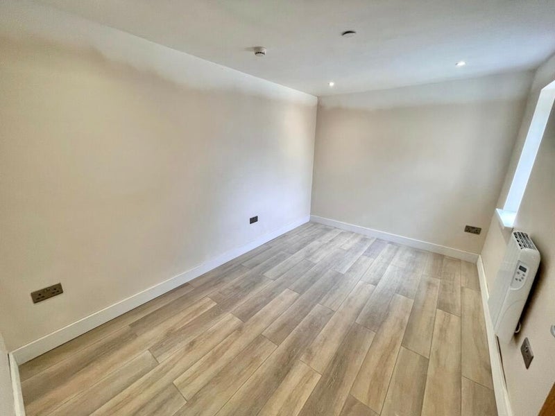 Room Cowbridge Road East in Cardiff