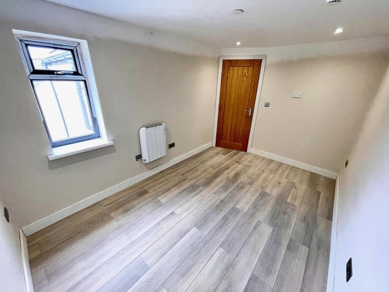 Room Cowbridge Road East in Cardiff