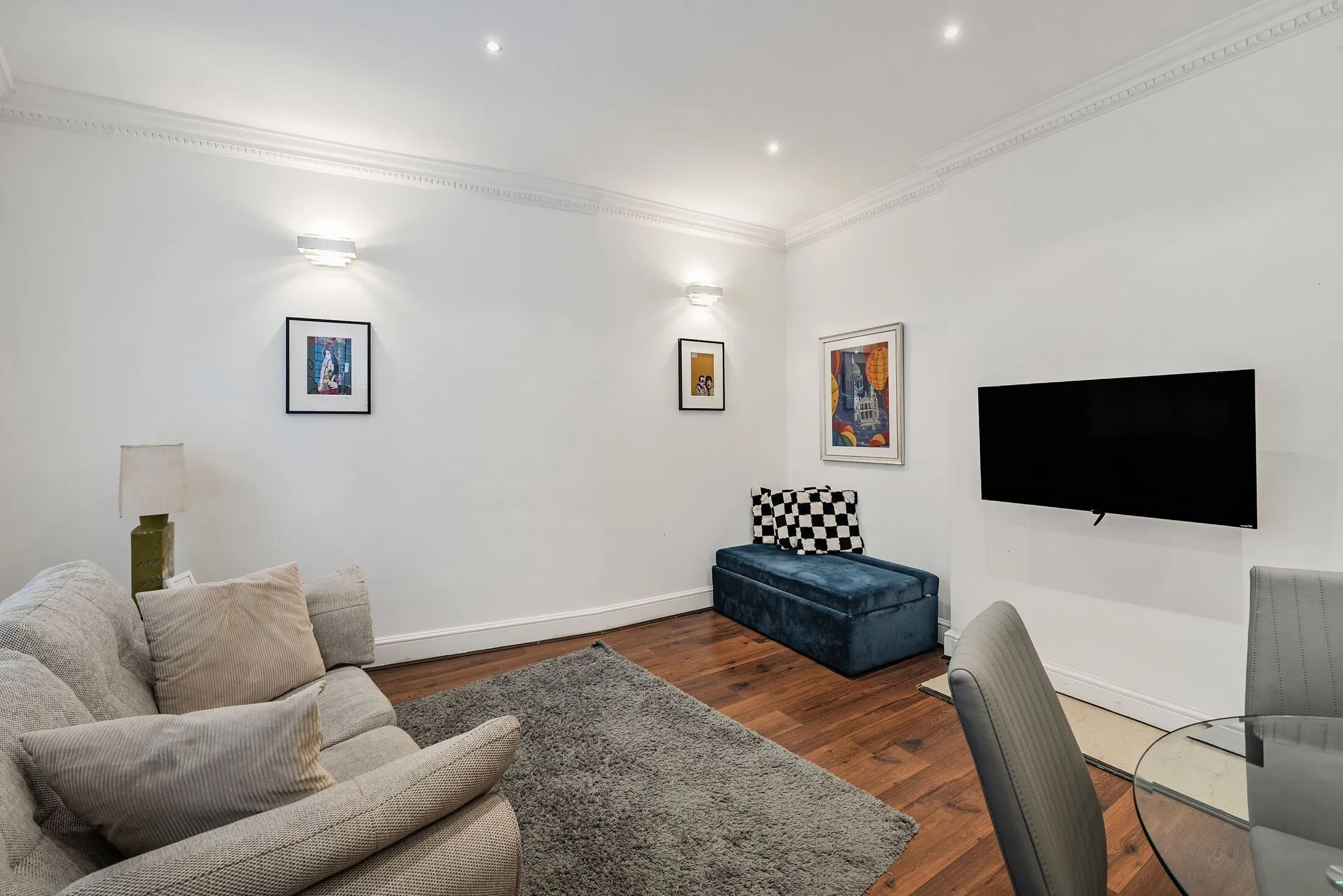 Flat Kensington High Street in Greater London