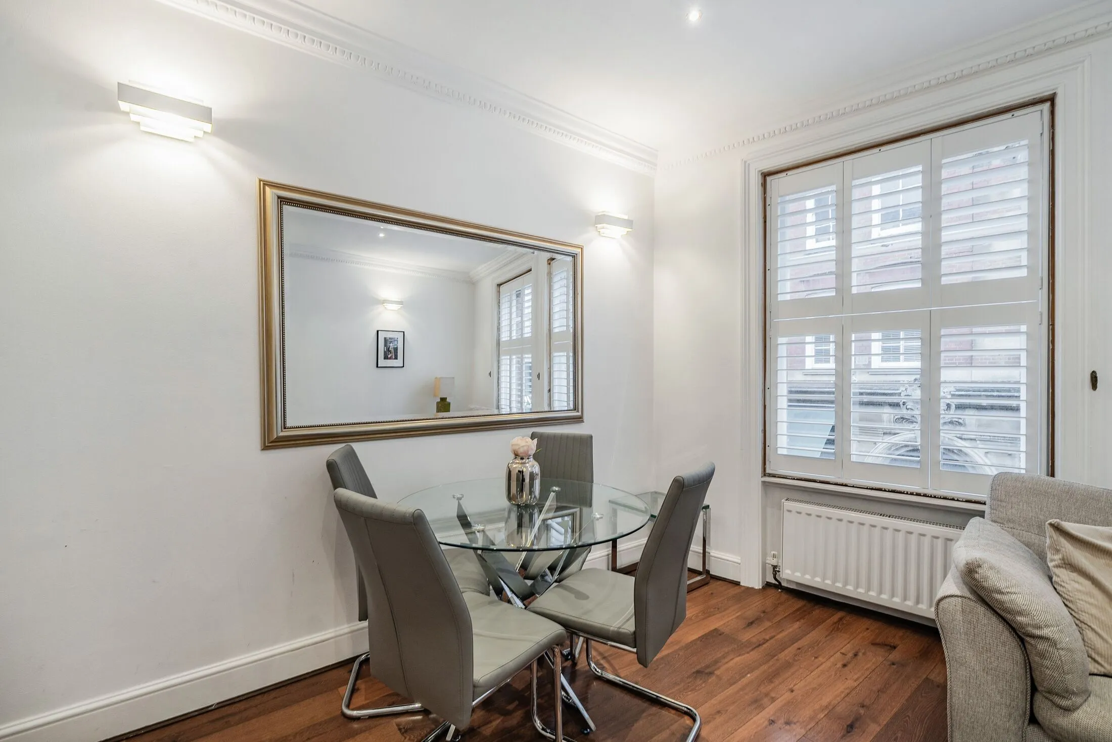 Flat Kensington High Street in Greater London