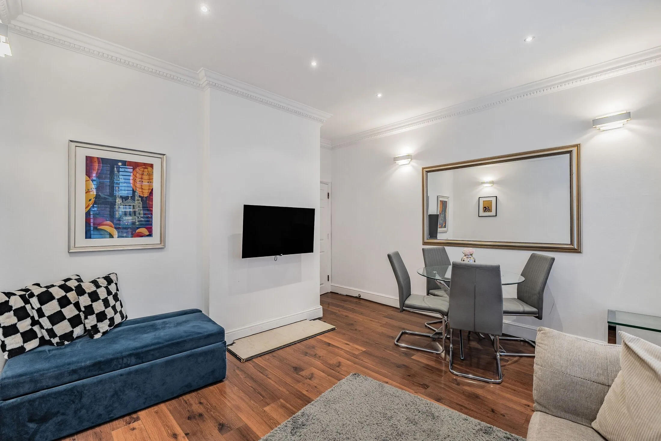 Flat Kensington High Street in Greater London