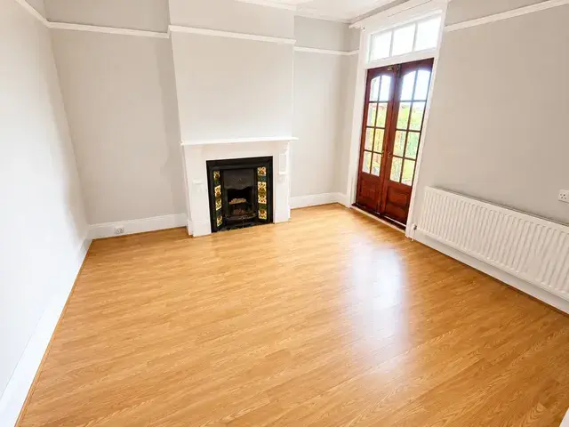 Flat Ramuz Drive in Southend-on-Sea