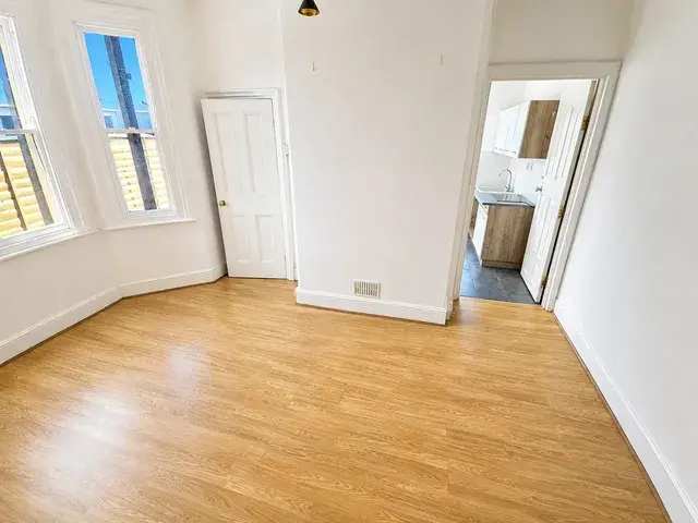 Flat Ramuz Drive in Southend-on-Sea