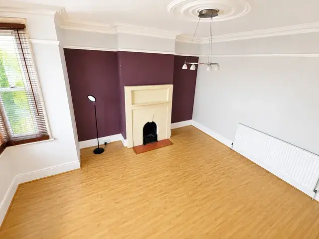 Flat Ramuz Drive in Southend-on-Sea