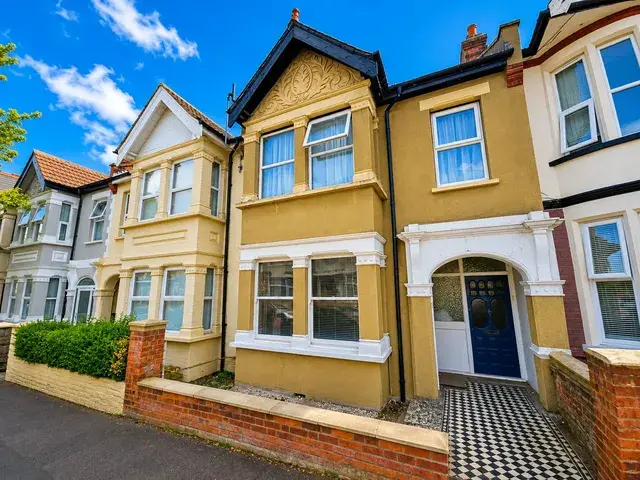 Flat Ramuz Drive in Southend-on-Sea
