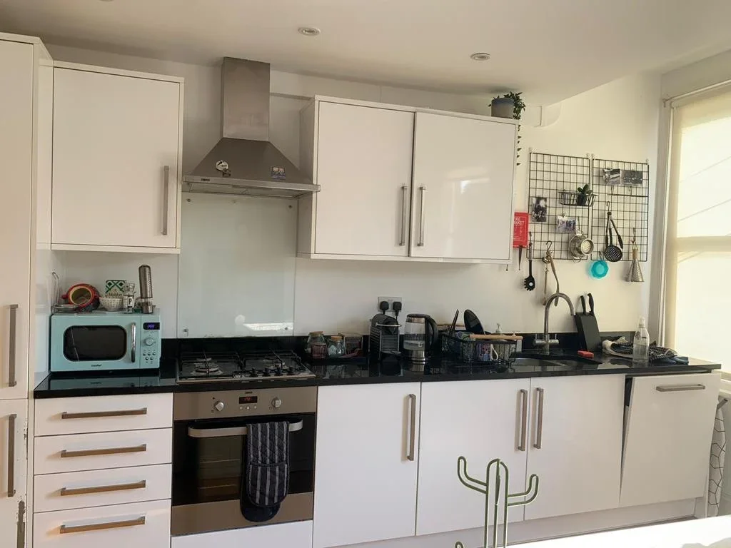 Flat Rowfant Road in Greater London