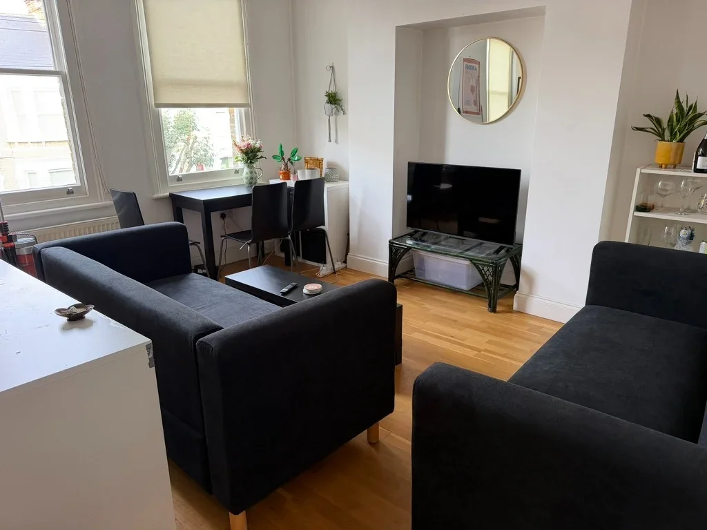 Flat Rowfant Road in Greater London
