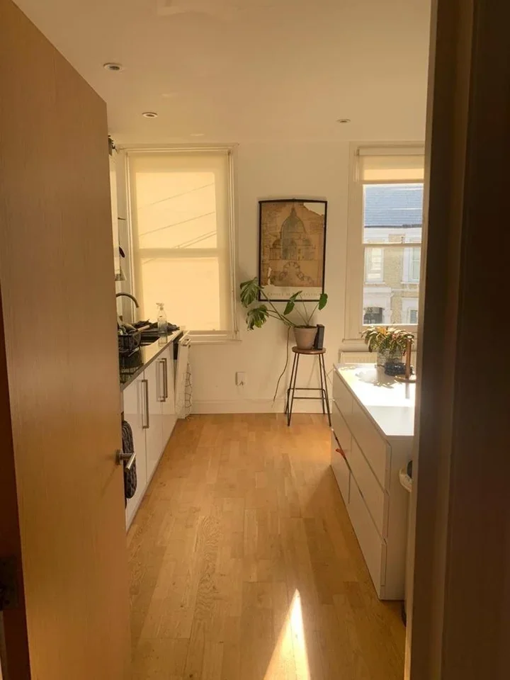 Flat Rowfant Road in Greater London