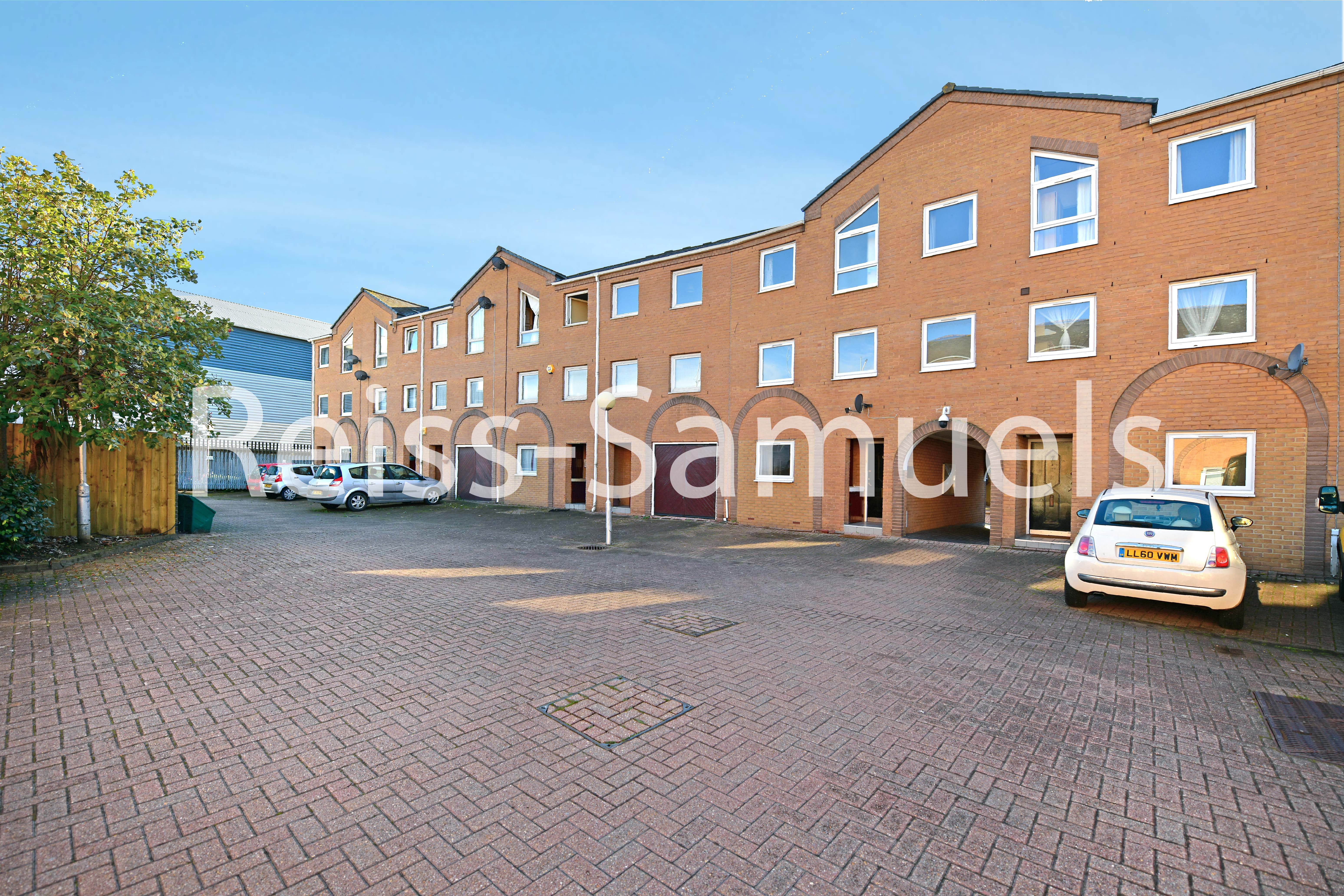 Flat Cyclops Mews in Greater London