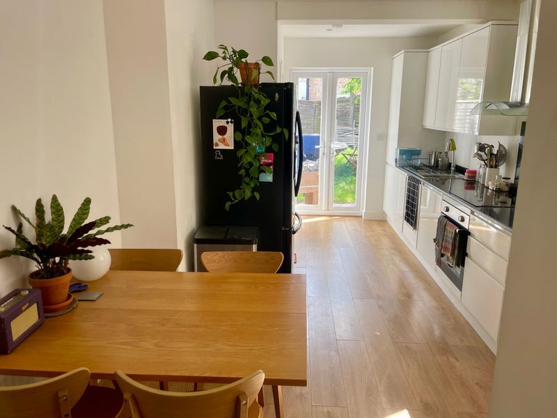 Room Park Grove Road in Greater London
