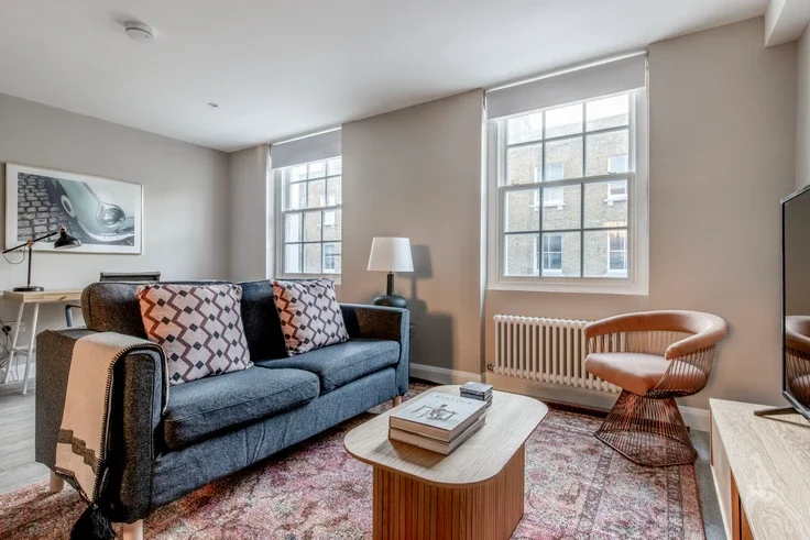 Flat Cleveland Street in Greater London