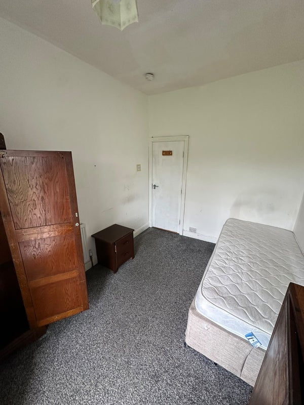 Room Hatfield Road in Bolton