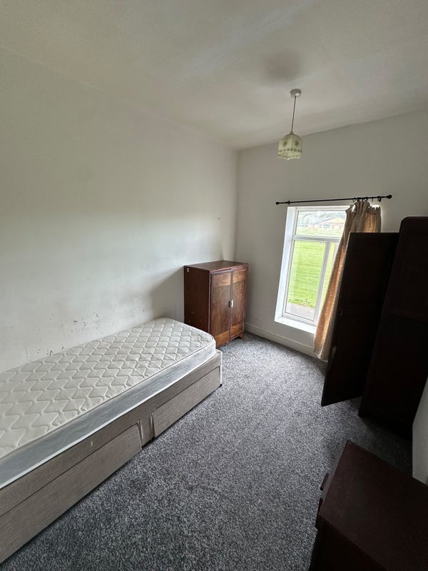 Room Hatfield Road in Bolton