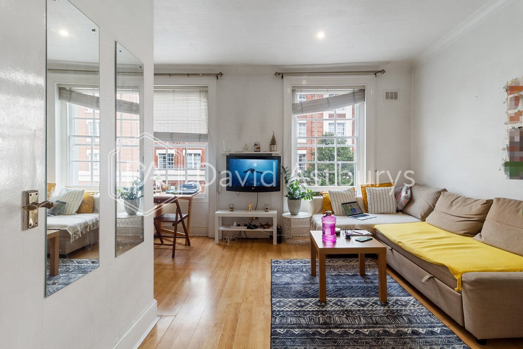Flat Sandwich Street in Greater London