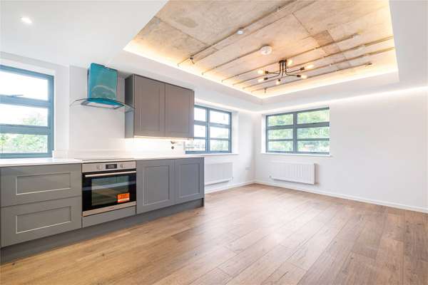Flat Nursery Road in Greater London