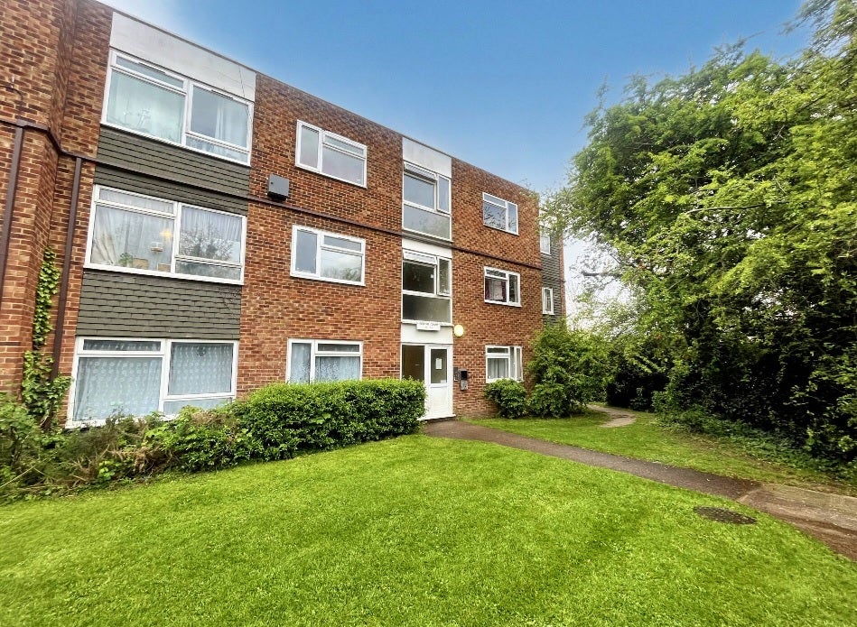 Flat Yew Tree Road in Slough