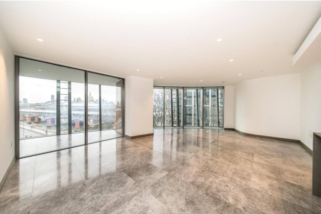 Flat Blackfriars Road in Greater London