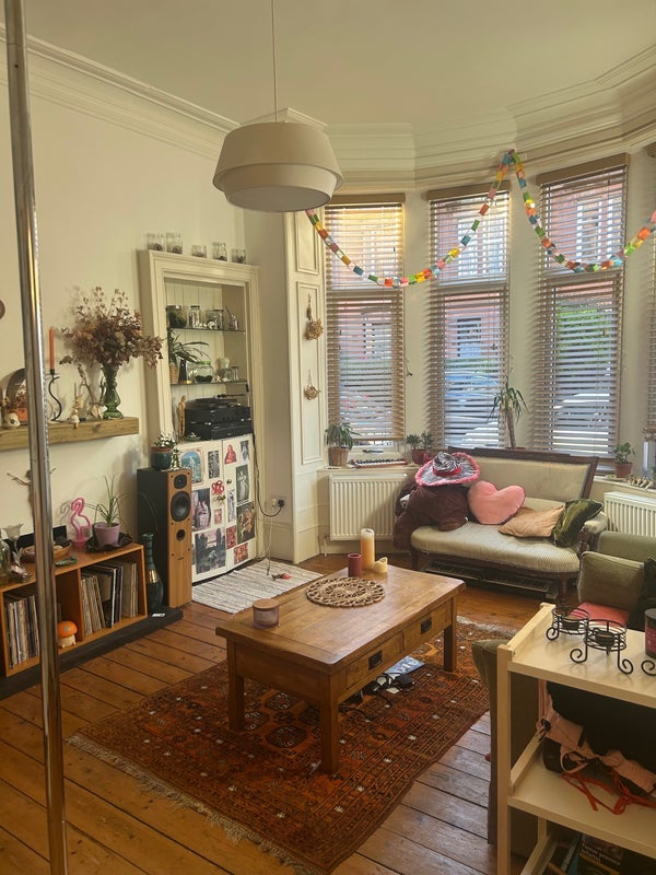 Room Dundrennan Road in Glasgow