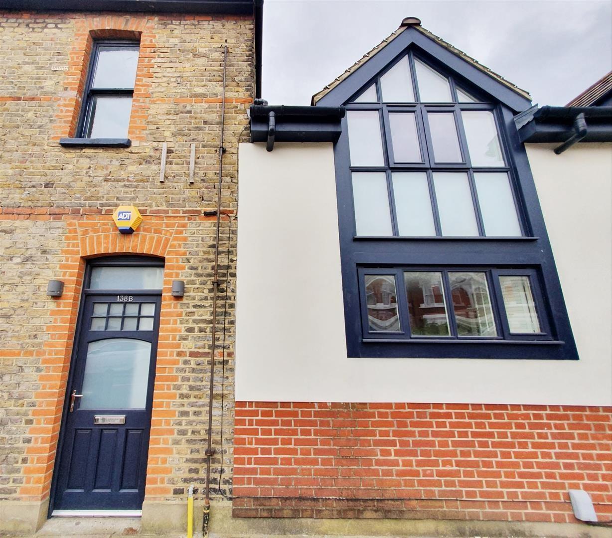 House Northfield Avenue in London