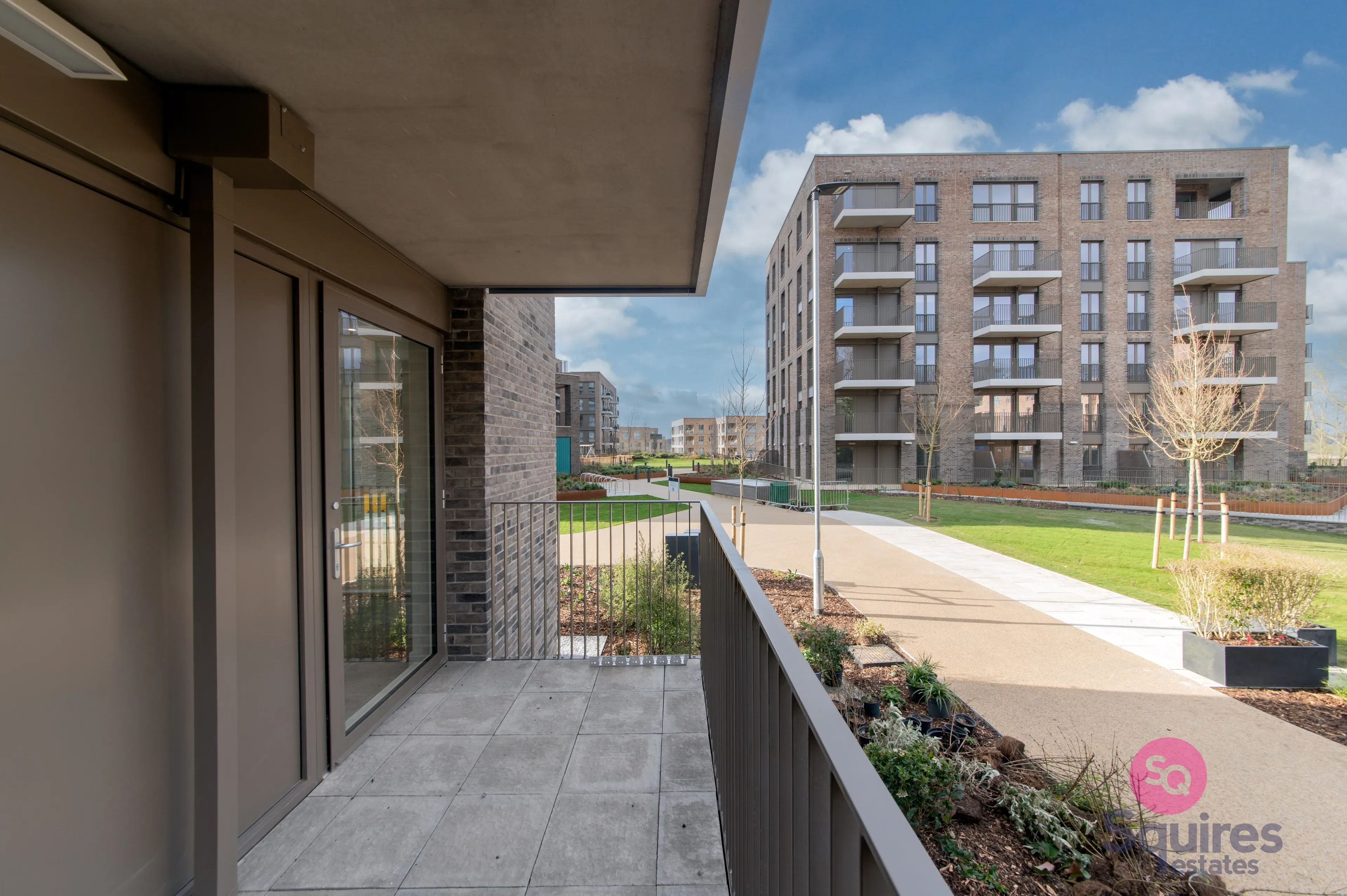 Flat Burtonhole Lane in Greater London