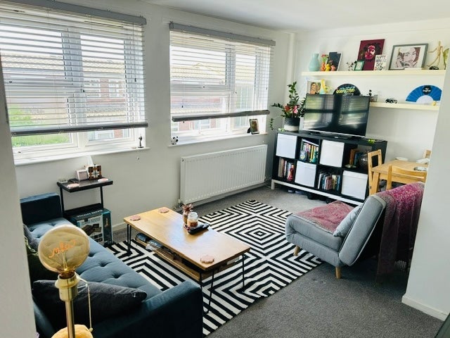 Flat Larch Close in Greater London