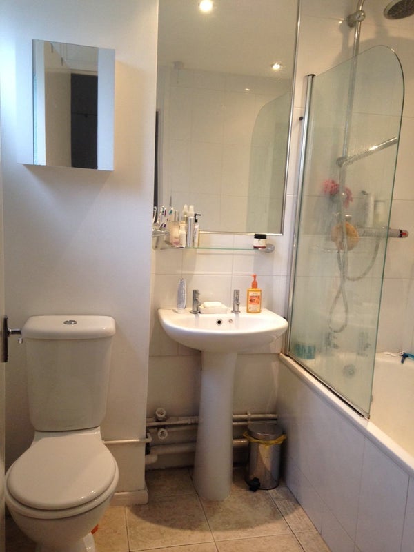 Flat Larch Close in Greater London