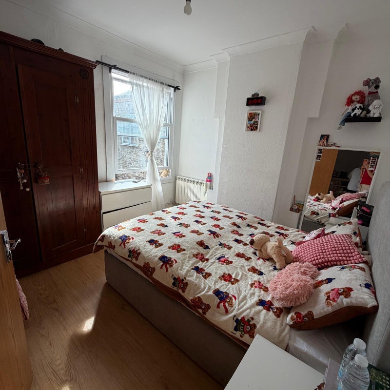 Room Gladstone Avenue in Greater London