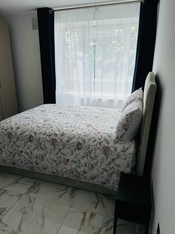 Room Bloemfontein Road in Greater London