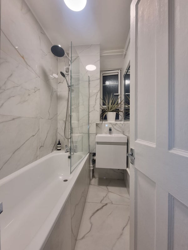 Room Bloemfontein Road in Greater London