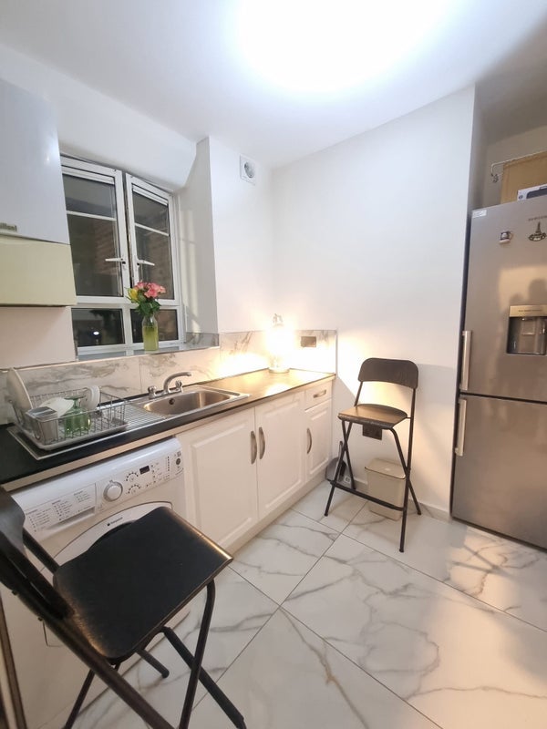 Room Bloemfontein Road in Greater London