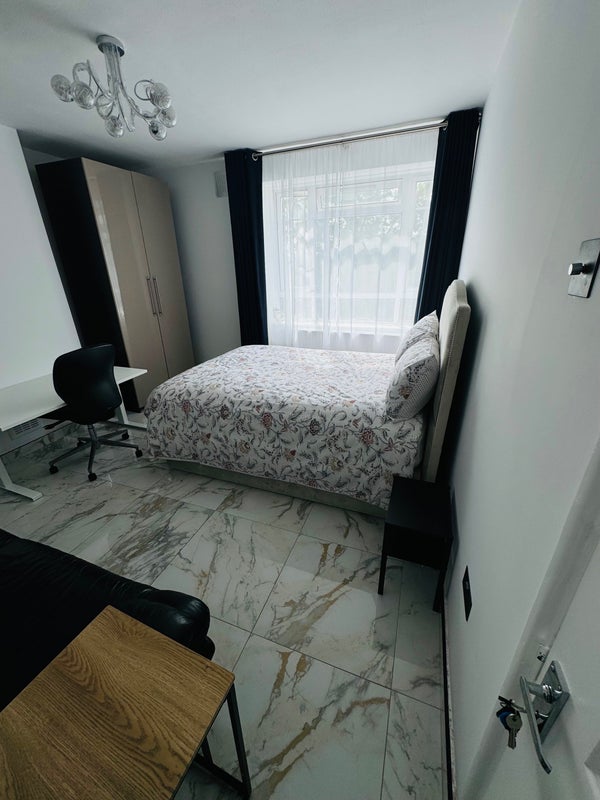 Room Bloemfontein Road in Greater London