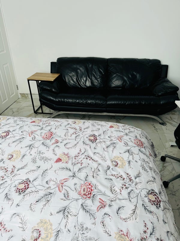 Room Bloemfontein Road in Greater London
