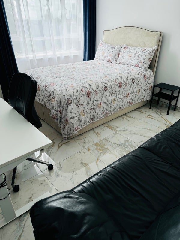 Room Bloemfontein Road in Greater London