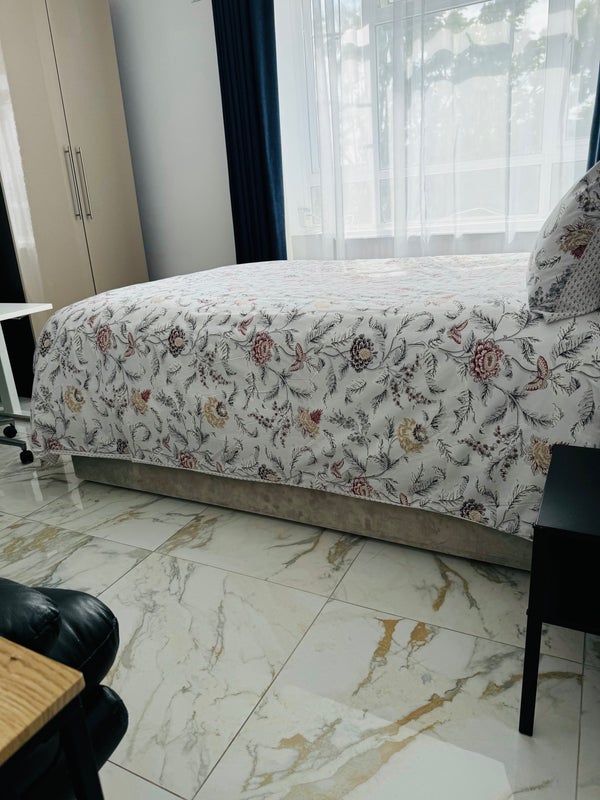 Room Bloemfontein Road in Greater London