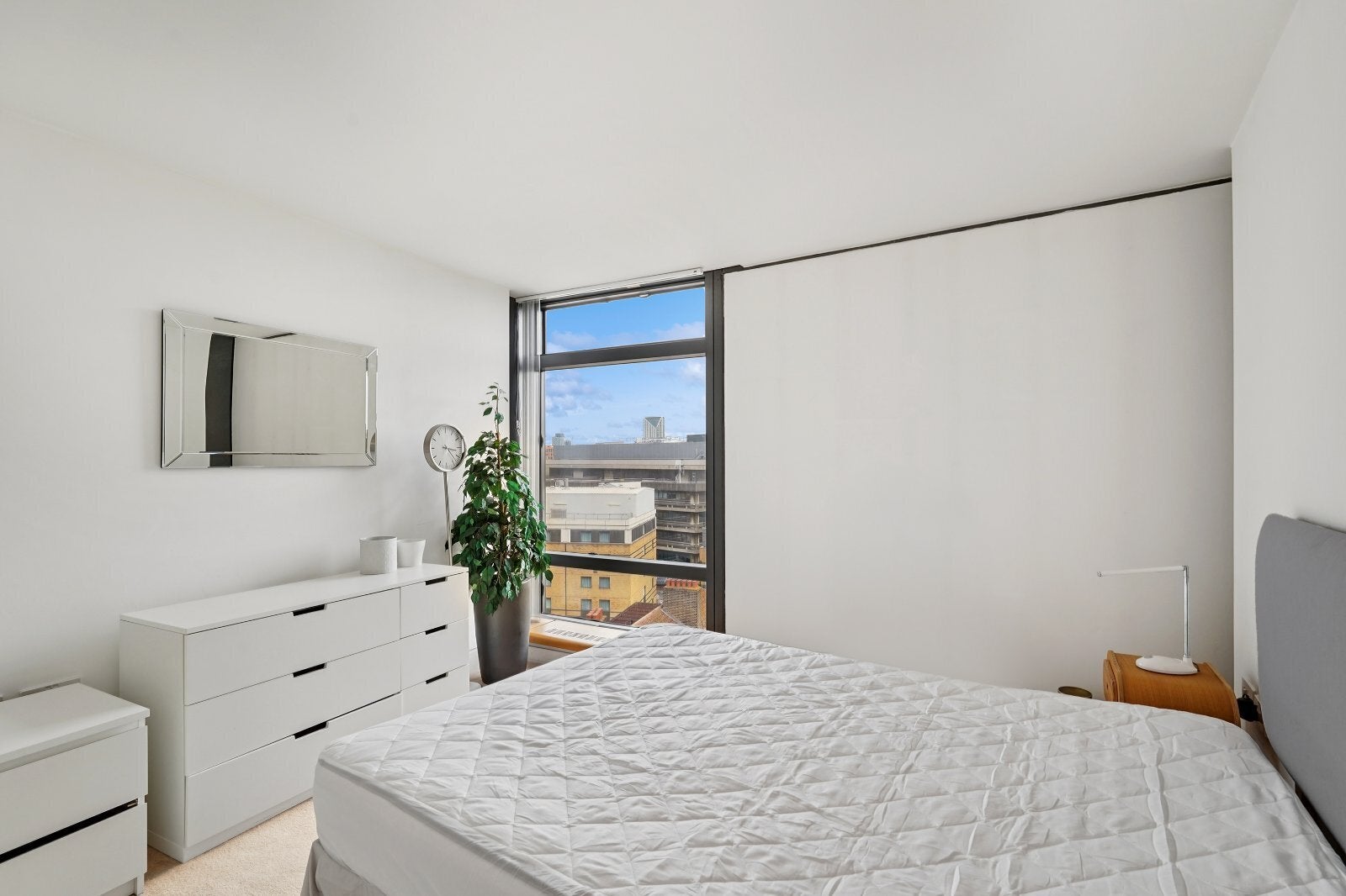 Flat Albert Embankment in Greater London