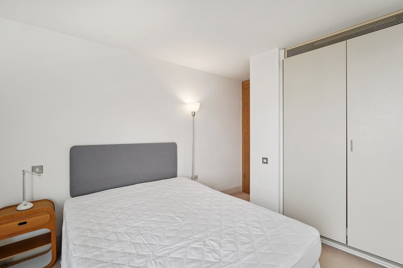 Flat Albert Embankment in Greater London